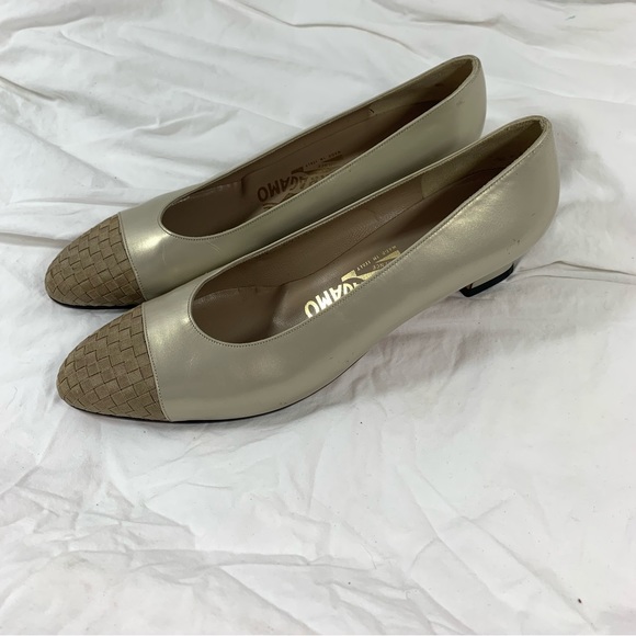 Vintage women metallic pearl SALVATORE FERRAGAMO heels pumps 8.5 AA - Picture 11 of 12